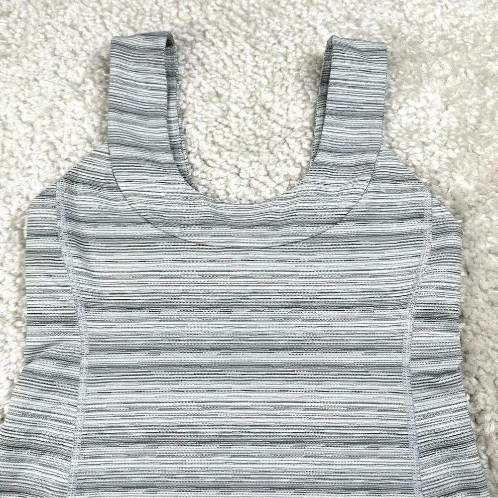 Lululemon Scoop Back Tank in Cyber Stripe White Silver Fox. Size 6
